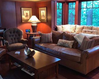 Beautiful Home for rent near CHQ Lake & Institution.\n - Chautauqua