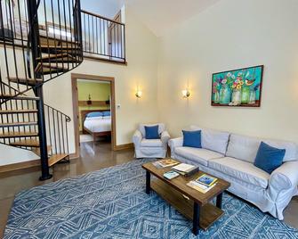 Beautiful Modern Cabin on a Vermont Farm - Stunning Panoramic Views! - Hartland - Living room