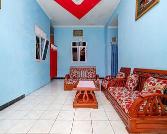 Spot On 2106 Homestay Flamboyan - Purwokerto