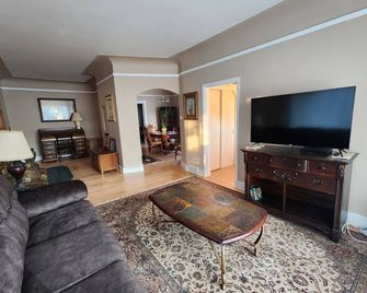 Great 3-bedroom House close to town and beaches, in Manistee , deck, WiFi and AC - Manistee - Huiskamer