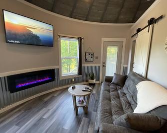 Mahoning River Lodge - Unique Grain Bin w/ hot tub - Berlin Center - Living room