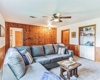 3-bedroom home centrally located Cameron. King bed. 2 living rooms. - Cameron - Sala de estar