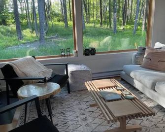 Immerse in your private woods in our modern cabin - Livingston Manor - Living room
