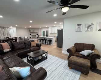 Modern Lakehouse by Moors Marina -Firepit, Grill, Gameroom, Pool Table - Gilbertsville - Living room