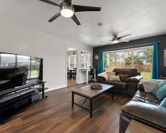 A Pirates Dream - Long Beach - Living room