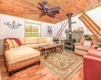 Upgraded! Perfect location seconds from Hunter Mtn! Incredible views! King bed! - Hunter - Living room