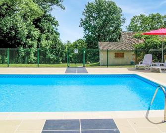 This cottage stands pretty, on the border between Charente-Maritime, Gironde and Dordogne. - Saint-Aigulin - Piscina