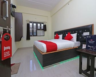 Treebo Trip Pragati Palace - Mathura - Bedroom