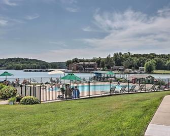 Boat Ramp, Dock and Slip Step-Free Camdenton Condo! - Camdenton - Piscina
