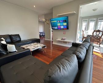 Adorable Full house in Ajax Incl Basement - Ajax - Living room