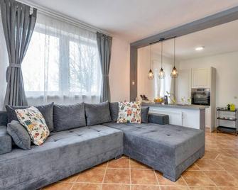 Amazing Home With Swiming Pool - Ivanec - Living room
