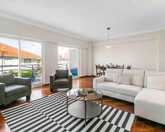 Your holiday home near Carcavelos beach - Oeiras - Вітальня