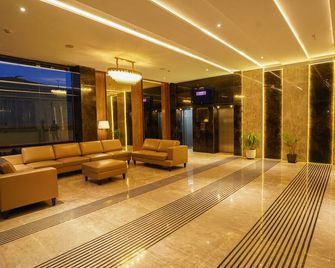 V 파이브 호텔 - 신가페르말코일 - 로비