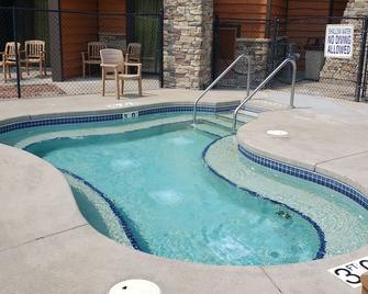 1-bedroom guestroom in a resort - short walk to Chula Vista Waterparks - Wisconsin Dells - Pool
