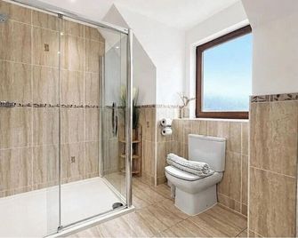 Luxury Home - Sleeps 10 - Patio - Views - Elgin