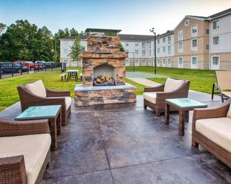 King Suite with a Jacuzzi Tub | 24-Hour Business Center, Fitness Center + Free Daily Breakfast - Mayfield Heights - Patio