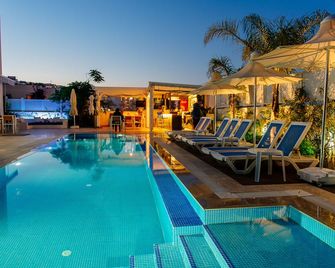 Via Farilya Hotel - גונדואן - בריכה