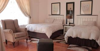 Rose Petals Guest House - East London - Schlafzimmer