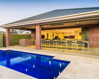 Kings House - Solar Pool! Free Night June-Aug for Fri/Sat Booking! Enquire! - Yarrawonga - Pool