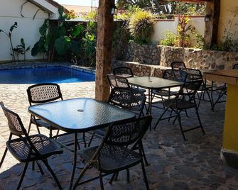 Dos Palmas Studio Apartments - אלחואלה - בריכה