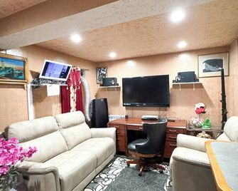  Spacious Quaint Central Studio - Queens - Living room