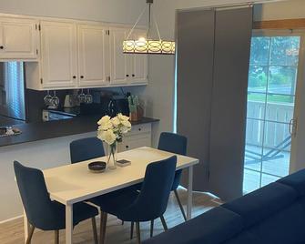 Luxe 2br 1/12 Ba Condo Close To Ur, Rit & Strong. - Rochester - Dining room