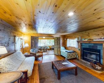 Classic lakefront cabin with screened-in porch & great views - dogs welcome - Charlotte - Living room