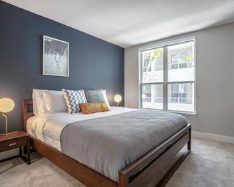 Ample DT Mountain View 2BR w/ Pool, Gym, Parking, Patio, by Blueground - Mountain View - Bedroom