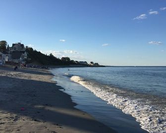 Master Bedroom Suite in Beautiful 1880's Victorian. Spectacular ocean views. - האל - חוף