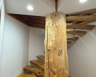 Extravagant log home sitting atop a mountain! With unbelievable views! - Butte - Stairs