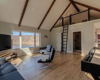 Beautiful Escape! Hudson Valley LakeHouse. 90min from NYC & 30min from Beacon. - Carmel - Sala de estar