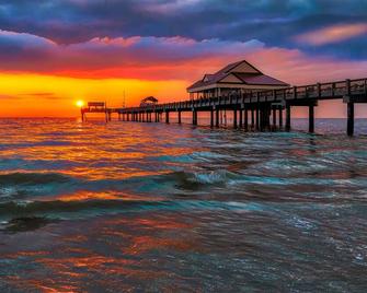Pelican Pointe 228:Walk to Beach~Pool~Free Parking - Clearwater - Playa