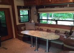 Fully Equipped 5TH Wheel Trailer in our treed RV Park - 9 miles from GNP - Martin City - Wohnzimmer