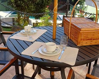 Pousada Villa Manso - Lima Duarte - Patio