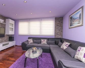 Apartments Mira - Omis - Вітальня