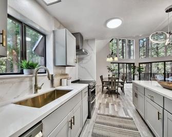 Tranquil Creek Retreat: Serenity Escape, King Bed - Kyburz - Kitchen