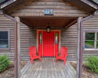 Cabin 114, Luxury 6 bedroom, 3 bath cabin minutes from Downtown Lexington! - Lexington - Patio