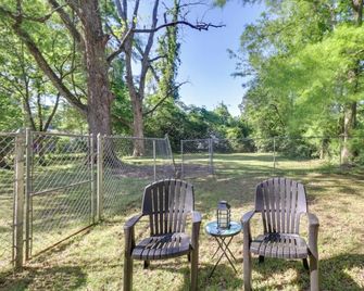 Walk to Eats & Entertainment: Home in Brookhaven - Brookhaven - Innenhof