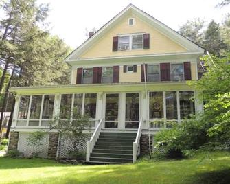 Brookview Manor Inn - Canadensis - Building