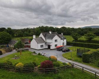 Luxurious Country Farmhouse, Idyllic setting with Fabulous Mountain views. - Tipperary - Gebäude