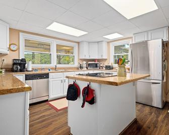 Charming 5-bedroom farmhouse on 10 acres in serene Saluda - Saluda - Кухня