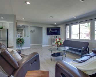 Las Vegas Retreat with Yard Less Than 5 Mi to Strip! - Las Vegas - Pokój dzienny