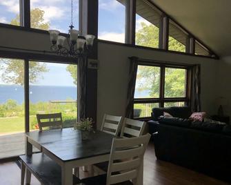 Amazing view of 4 bedrooms, 3 bathrooms 4-season cottage - Georgian Bluffs - Restaurant