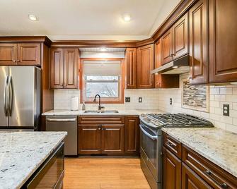 Maple Haven: Extended Stay - Maple Grove - Kitchen