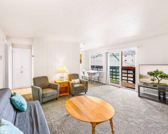 Seaside Moon Condo #250 - Ocean Shores - Living room
