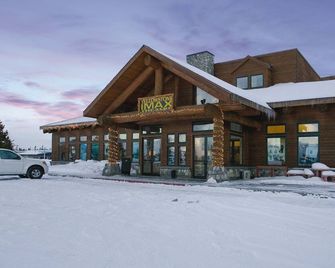 Old Faithful here we come! - West Yellowstone - Edificio