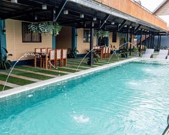 Deluxe Room - Good for 2 Pax - Tagaytay - Pool