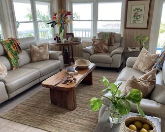 Luxury Waterfront Home, Junkanoo Villa, with Private Dock - Hope Town - Living room