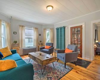 Updated Vintage Apartment 1/2 Mi to Main St - Keene - Living room