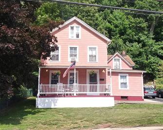 Spotless 3 BR SE Connecticut near 2 Casinos and area attractions. - Norwich - Building